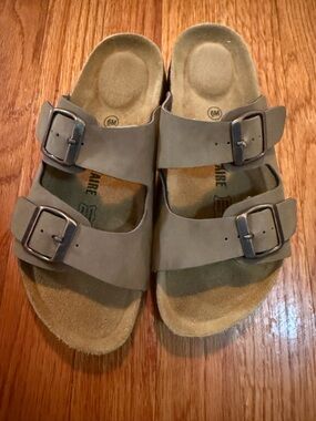 NWOT CUSHIONAIRE Women's Lane Cork Leather Footbed Comfort Sandals Size 6